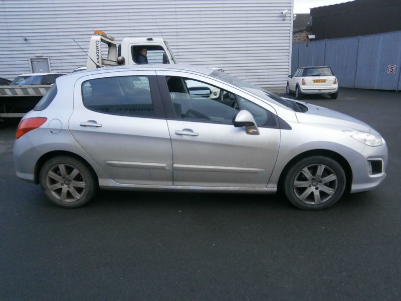 2012 Peugeot 308 1.6 HDi Active 5dr image 3