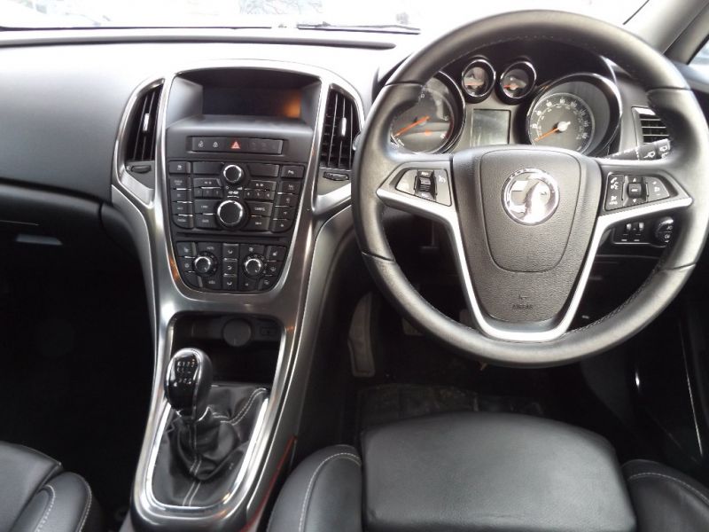 2011 Vauxhall Astra 1.7 CDTi 5dr image 4