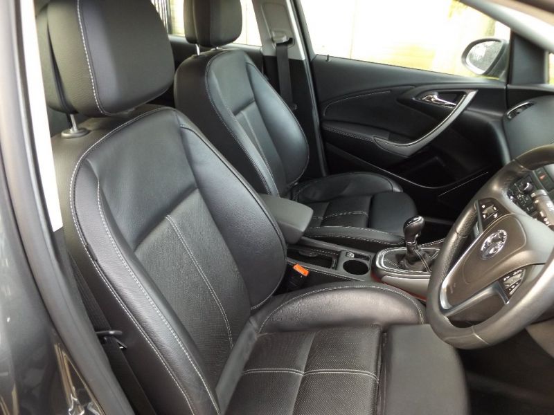 2011 Vauxhall Astra 1.7 CDTi 5dr image 5