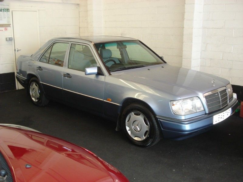 1994 Mercedes E Class 2.0 E200 4d image 1