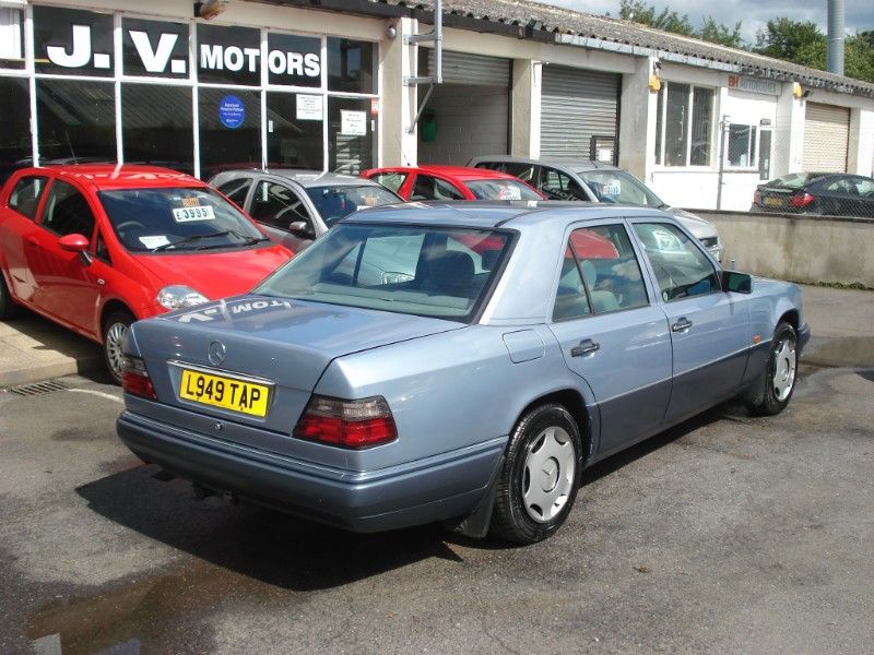 1994 Mercedes E Class 2.0 E200 4d image 4