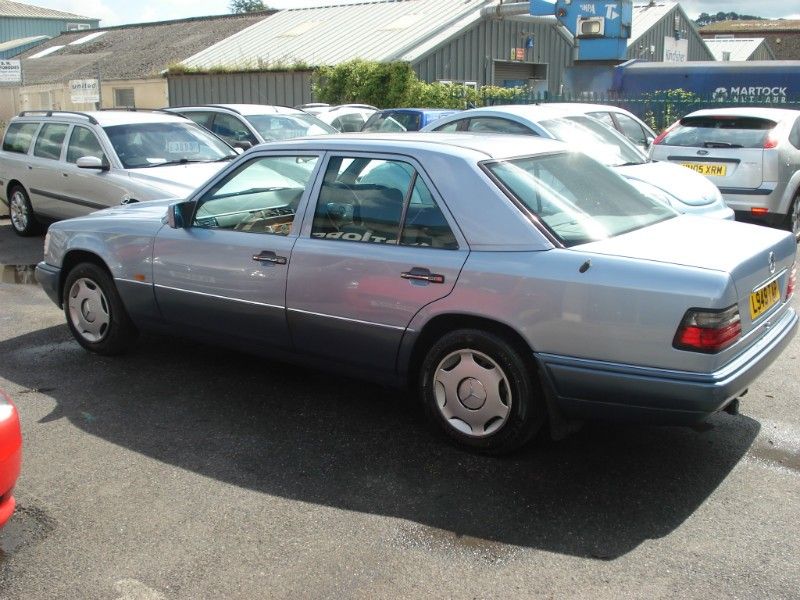 1994 Mercedes E Class 2.0 E200 4d image 5