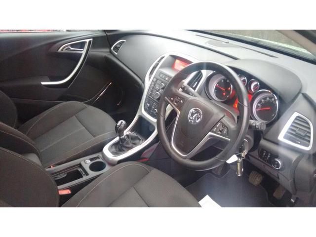 2011 VAUXHALL ASTRA 1.7 5dr image 4