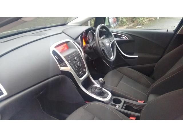 2011 VAUXHALL ASTRA 1.7 5dr image 5