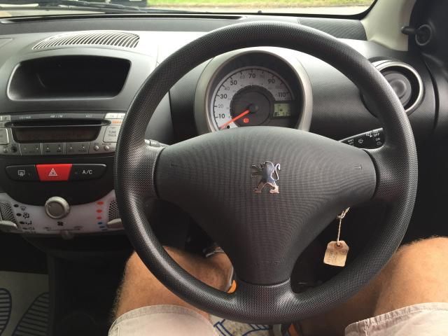 2011 PEUGEOT 107 1.0 URBAN 5d image 6