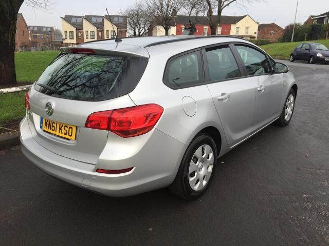 2011 VAUXHALL ASTRA 1.3 CDTI 5d image 4