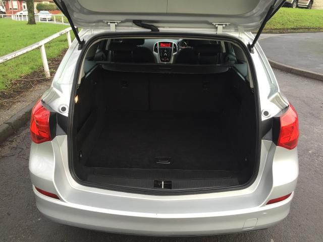 2011 VAUXHALL ASTRA 1.3 CDTI 5d image 6