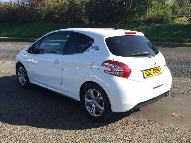 2013 Peugeot 208 ALLURE image 2