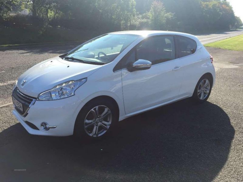 2013 Peugeot 208 ALLURE image 3
