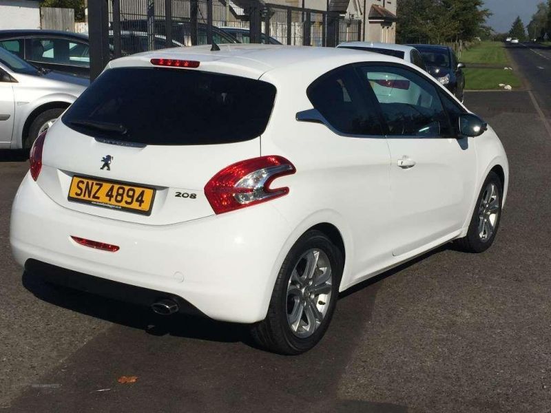 2013 Peugeot 208 ALLURE image 4