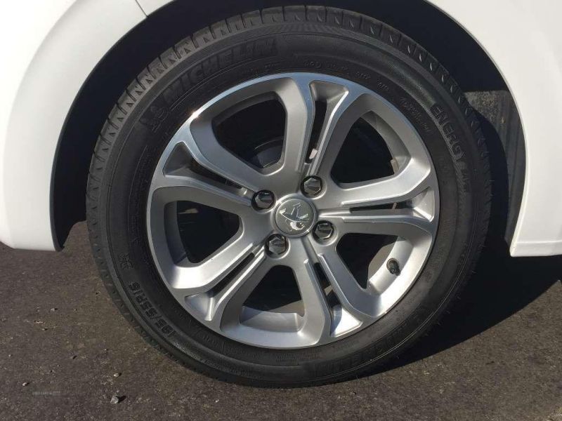 2013 Peugeot 208 ALLURE image 5