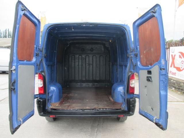 2010 RENAULT MASTER 2.5 SWB 5d image 6