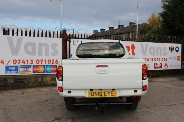 2012 MITSUBISHI L200 2.5 DI-D 4X4 LB DCB 5d image 2