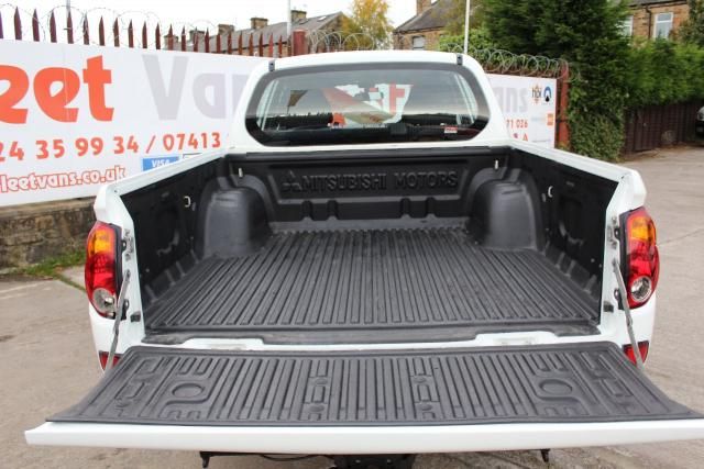 2012 MITSUBISHI L200 2.5 DI-D 4X4 LB DCB 5d image 5