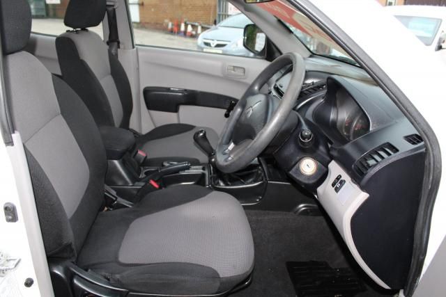 2012 MITSUBISHI L200 2.5 DI-D 4X4 LB DCB 5d image 6