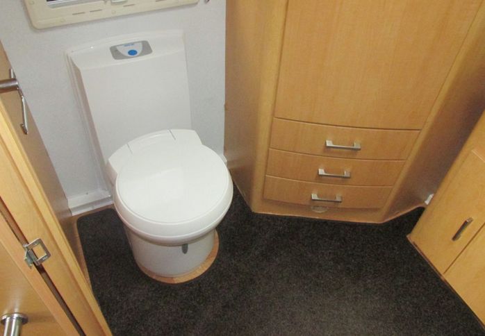 2010 Elddis Crusader Typhoon image 9