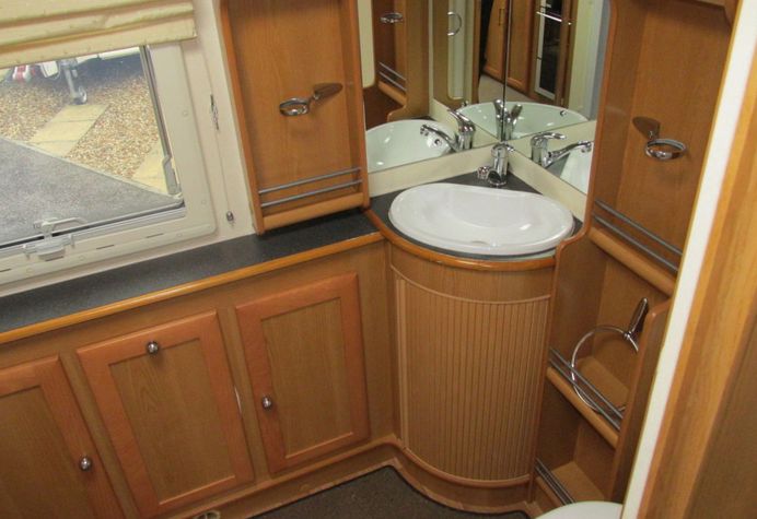 2009 Compass Omega 482 image 9