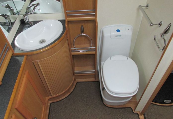 2009 Compass Omega 482 image 10