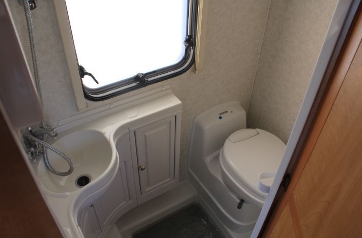 2000 Auto-Trail Tracker image 6