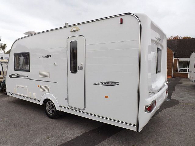 2010 Coachman Vip 460 image 2