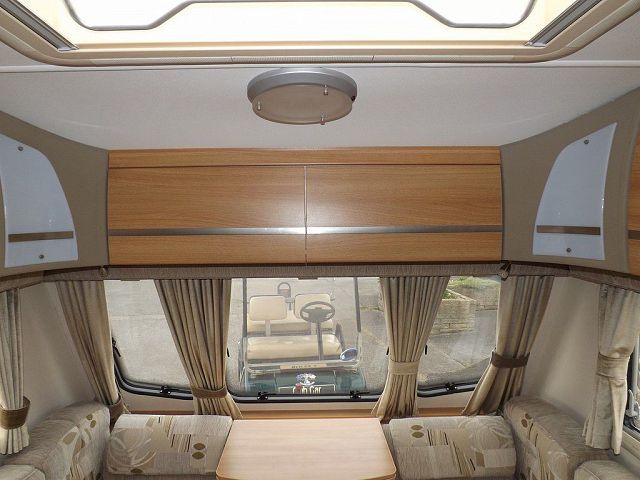 2010 Coachman Vip 460 image 7