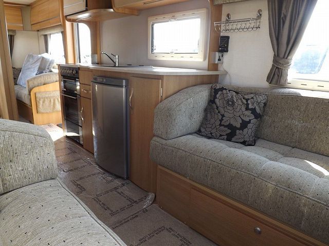 2010 Coachman Laser 655 image 5