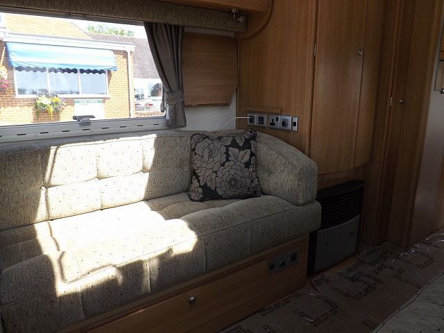 2010 Coachman Laser 655 image 6