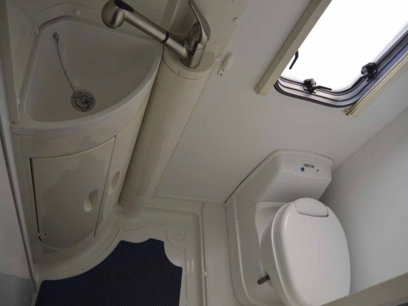 2004 Auto-trail 600 image 9