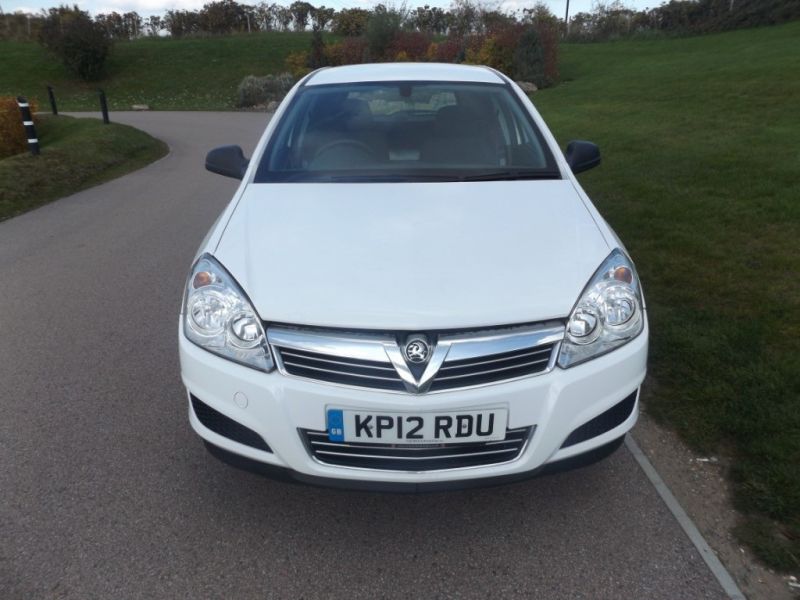 2012 Vauxhall Astra 1.7CDTi Ecoflex image 2