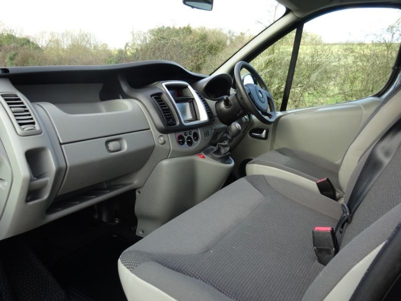 2011 Vauxhall Vivaro 2700 CDTi Sportive image 9