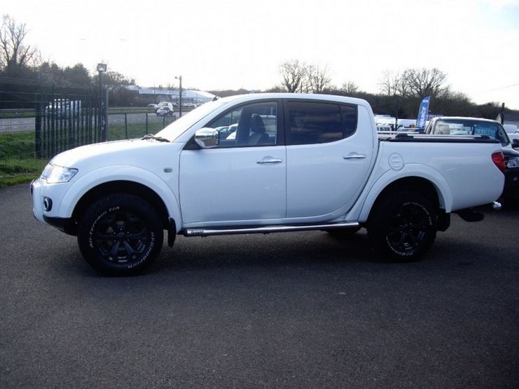 2011 Mitsubishi L200 di-D 4x4 Warrior Lb Dcb image 4