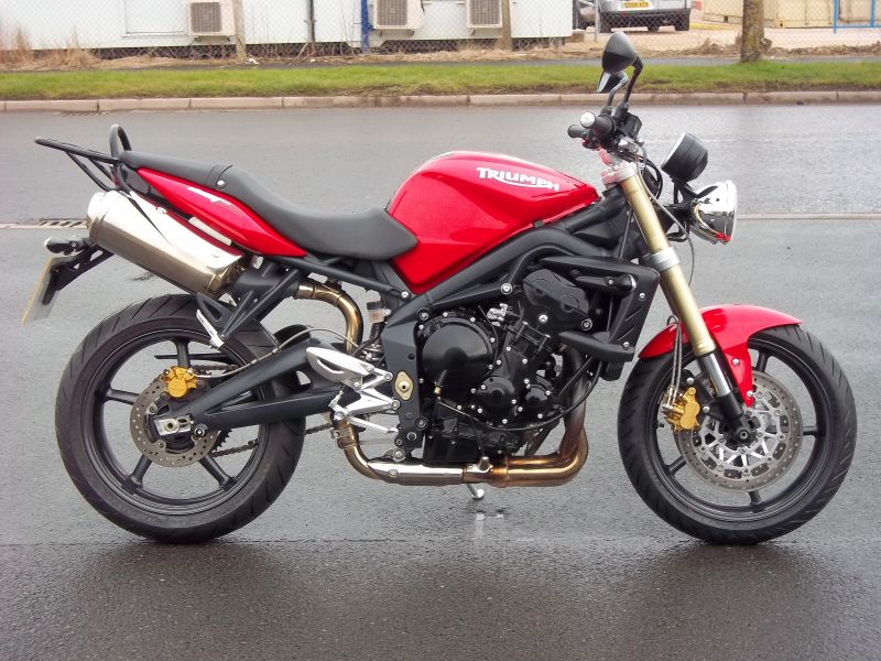 2010 Triumph Street Triple image 1