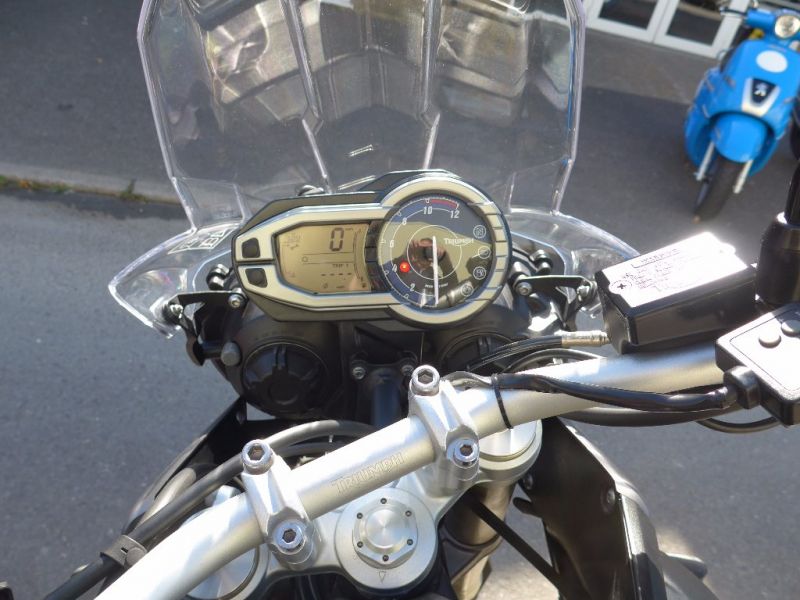 2011 Triumph Tiger 800 XC image 9