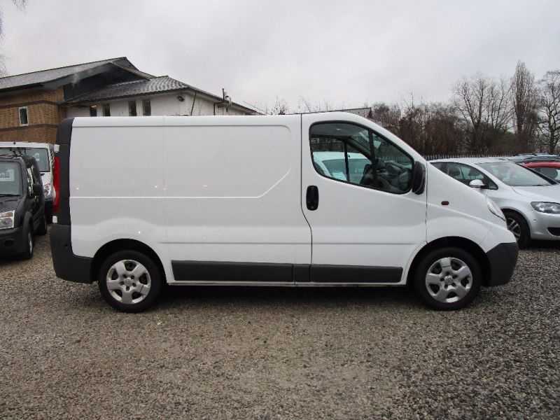 2011 Vauxhall Vivaro 2.0CDTi 2700 image 2