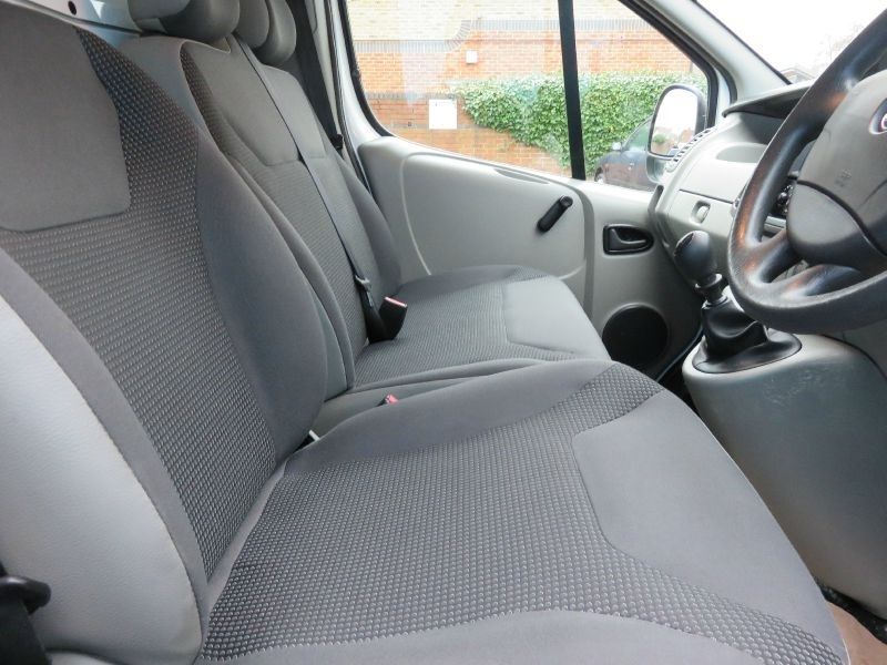 2011 Vauxhall Vivaro 2700 2.0 CDTi image 6