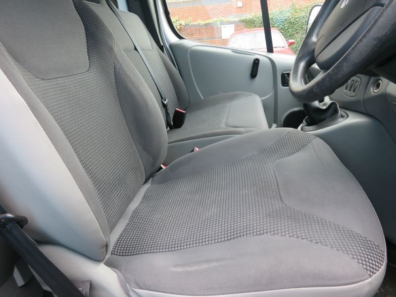 2011 Vauxhall Vivaro 2700 2.0 CDTi image 6