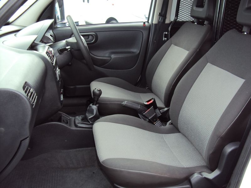 2010 Vauxhall Combo 1.3CDTi image 9