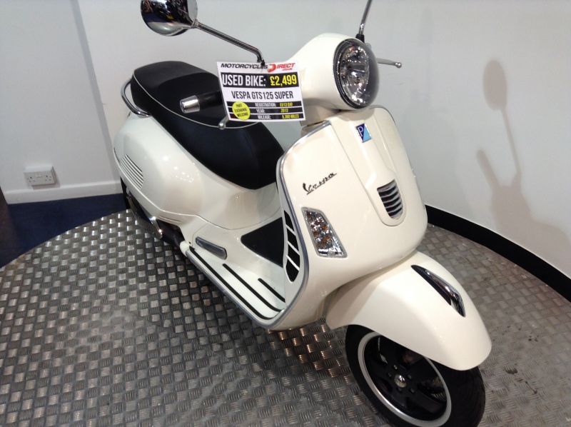 2013 Vespa GTS Super 125 image 2