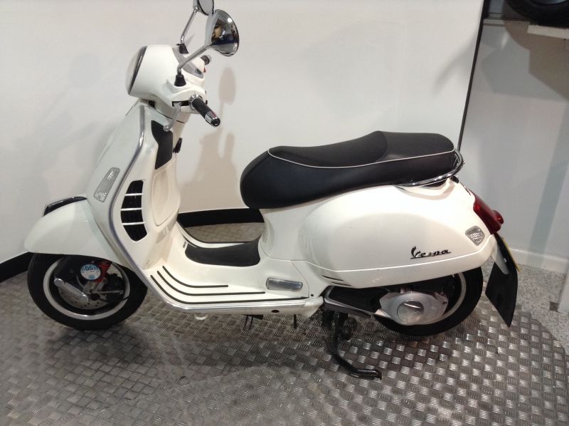 2013 Vespa GTS Super 125 image 4