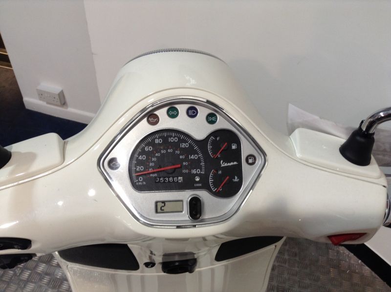 2013 Vespa GTS Super 125 image 5
