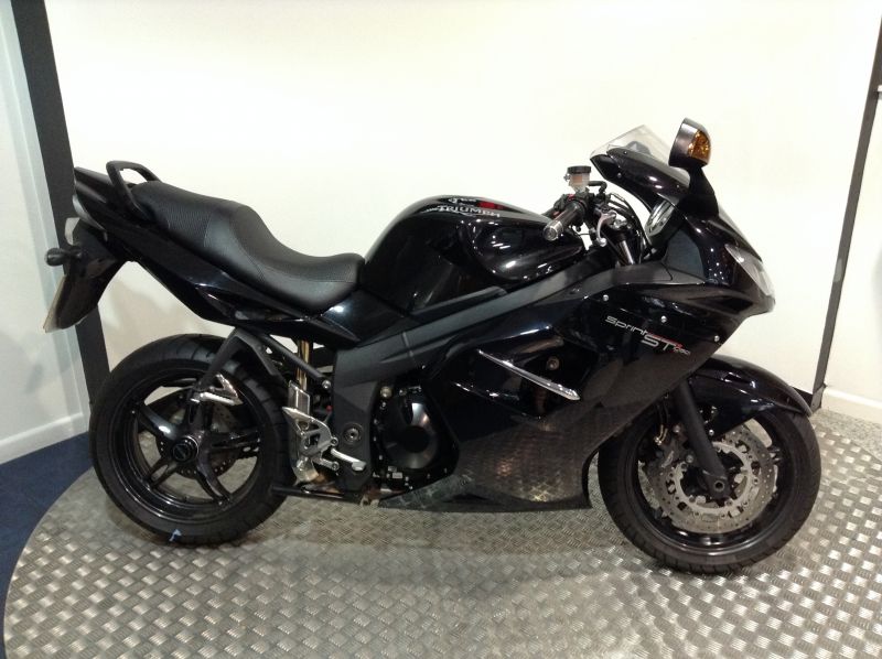 2011 Triumph Sprint ST image 1