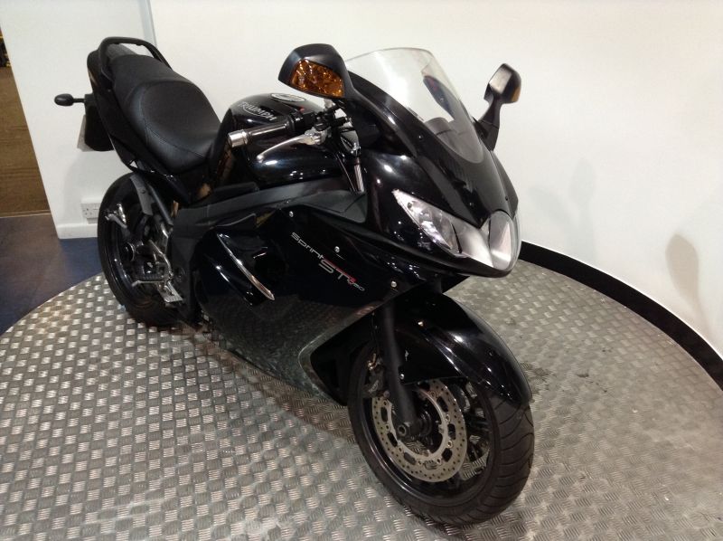 2011 Triumph Sprint ST image 2