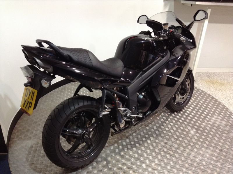 2011 Triumph Sprint ST image 3