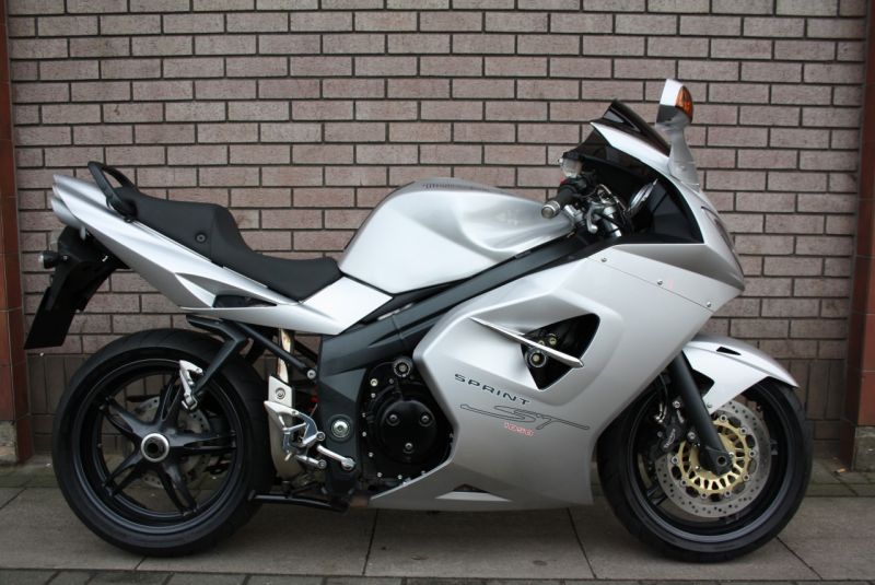 2007 Triumph Sprint ST 1050 image 1
