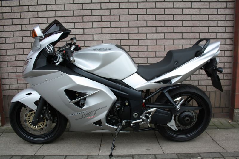 2007 Triumph Sprint ST 1050 image 3