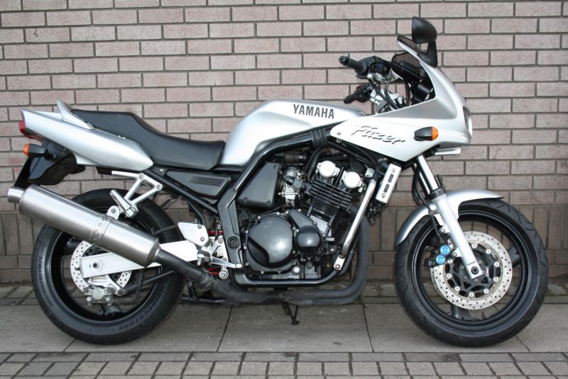 2000 Yamaha FZS600 Fazer image 1