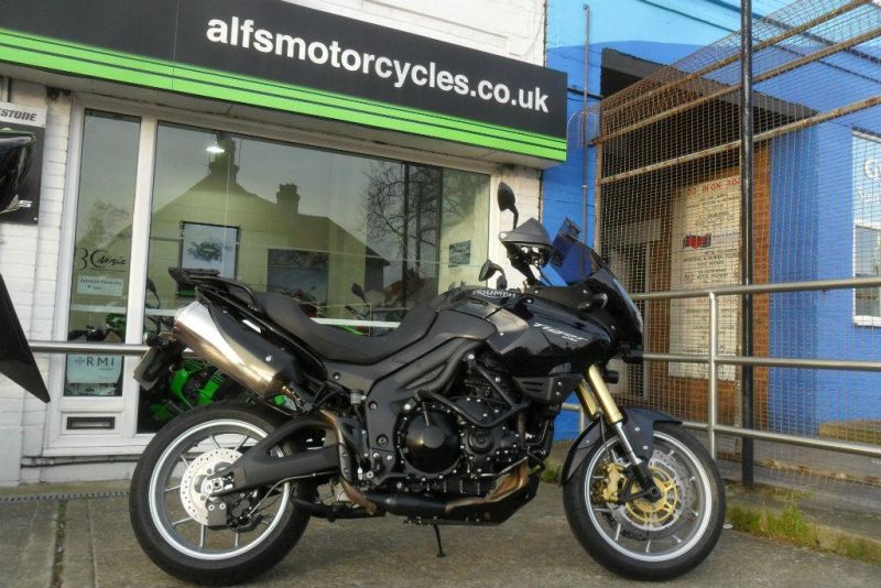 2011 Triumph Tiger 1050 image 1