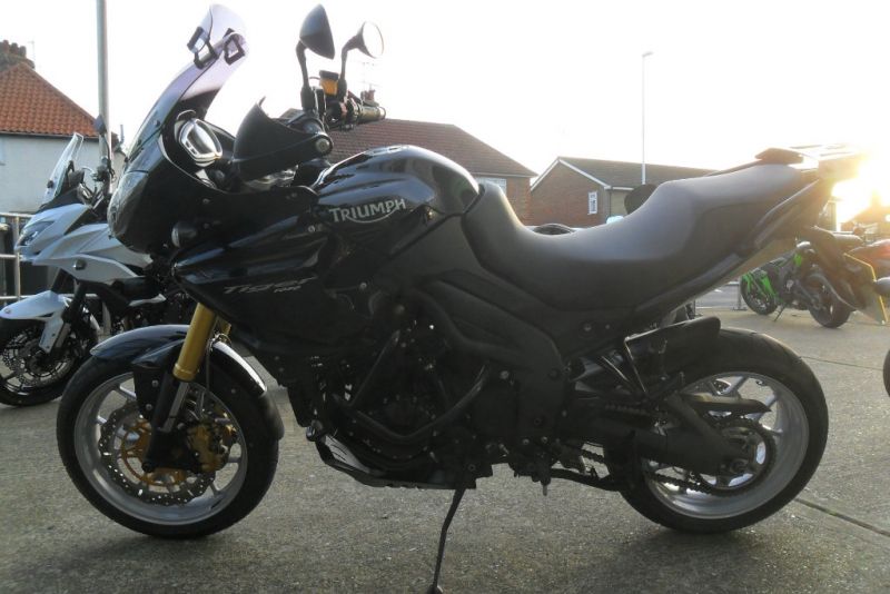 2011 Triumph Tiger 1050 image 2