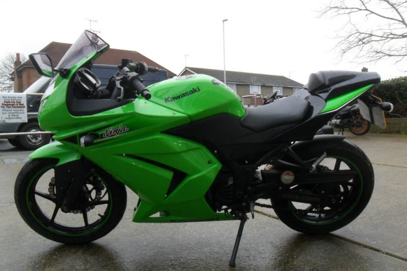 2011 Kawasaki Ninja 250 R image 2