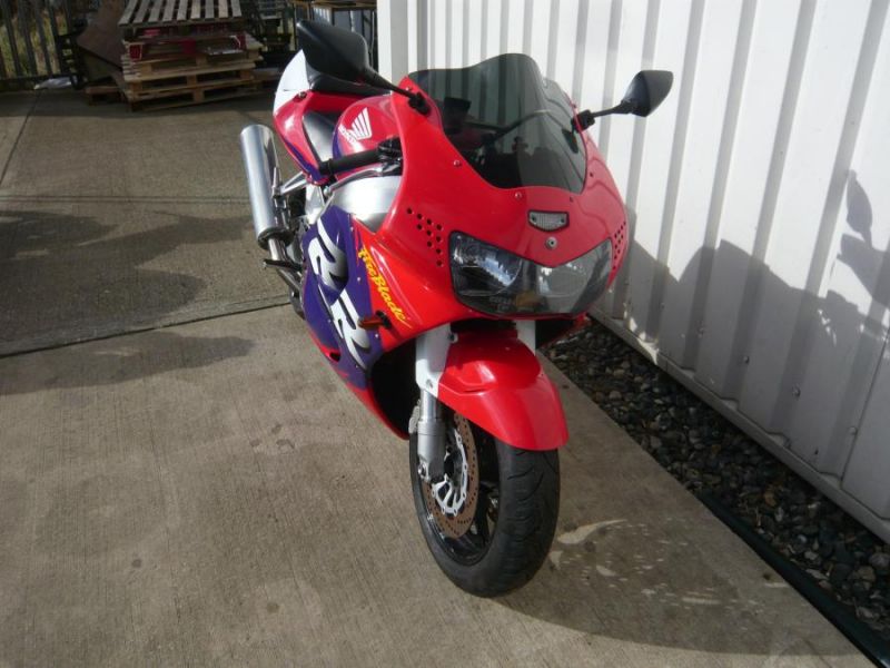 1999 HONDA CBR900RR FIREBLADE image 2